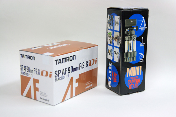 TAMRON SP AF90mmの箱とミニ三脚の箱